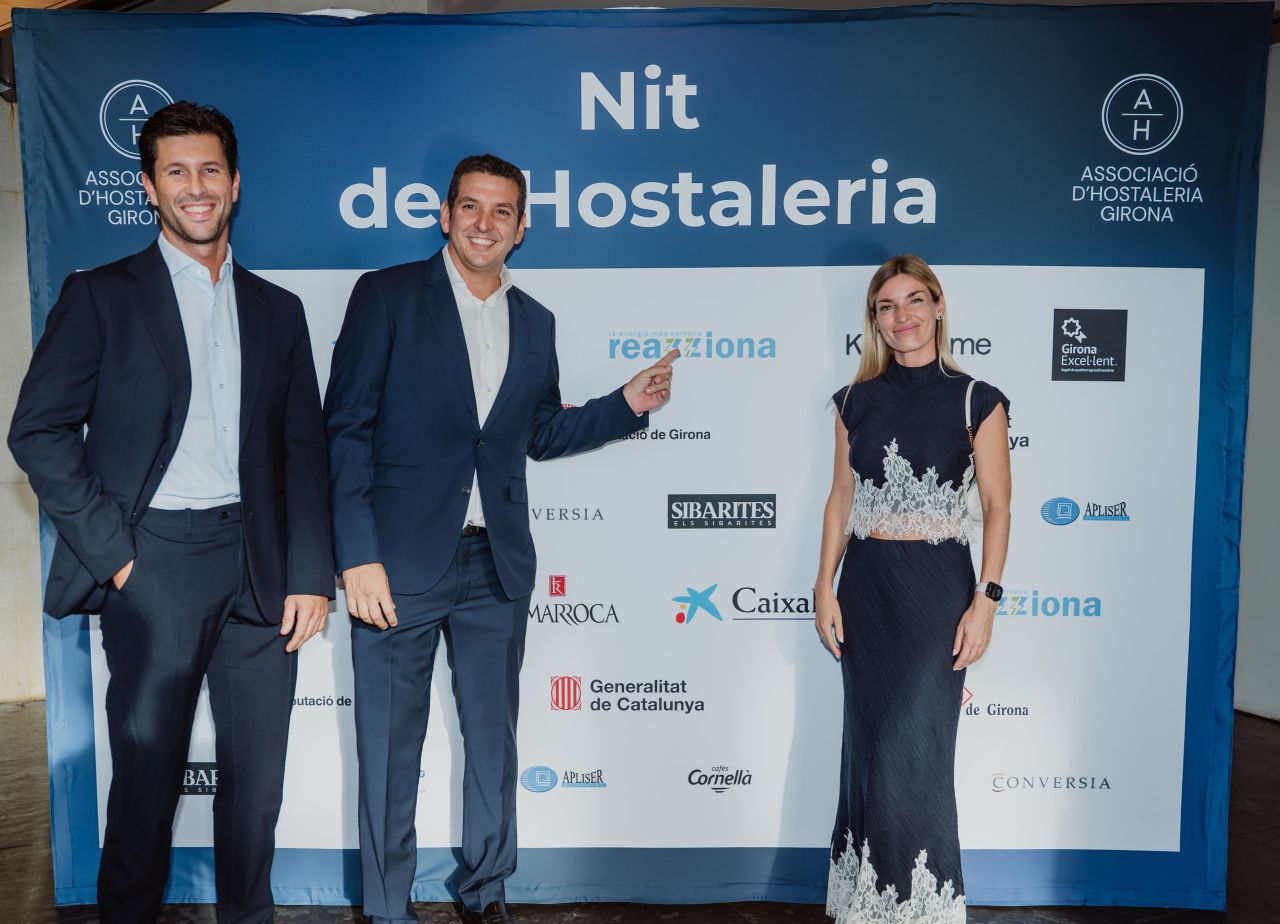 Entrega de premios de la Nit de l Hostaleria de Girona con el equipo de Reazziona
